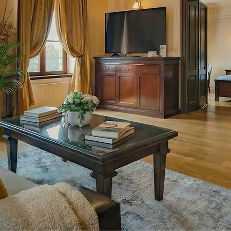 Joy Luxury Living In Heart Of Apartment