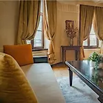 Joy Luxury Living In Heart Of Apartment